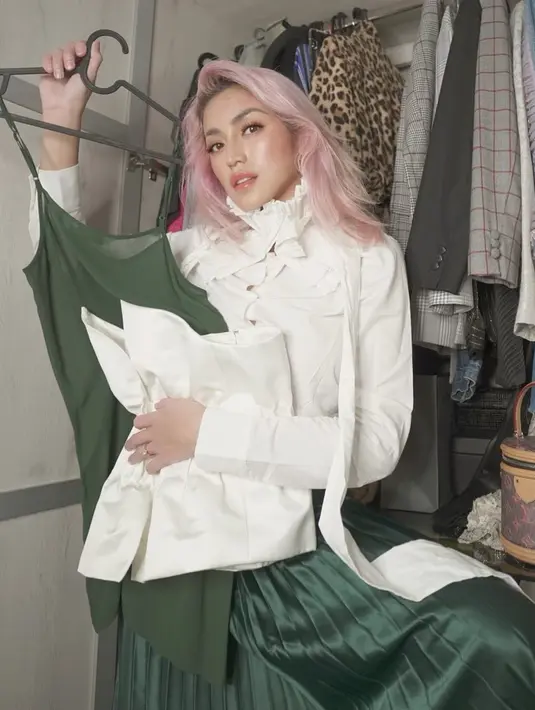 Jessica Iskandar pun terkadang merasa ingin pergi untuk sementara waktu agar tidak ada yang mengenalinya lebih dulu. Dari ungkapan isi hati yang ditulis, nampaknya Jedar ingin memiliki waktu sendiri. (Instagram/inijedar)