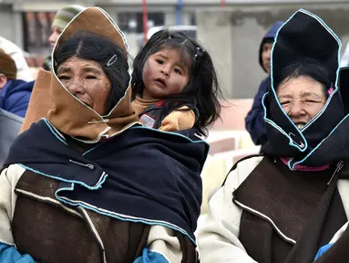 Perempuan pribumi Bolivia menghadiri upacara pemerintahan baru dengan masyrakat adat Uru Chipaya di Bolivia selatan (31/1). Sebelumnya masyarakat adat ini telah melakukan pemilihan berdasarkan adat Uru Chipaya setempat. (AFP Photo/Aizar Raldes)
