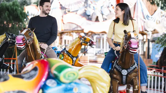 Pasangan Bermain di Taman Hiburan