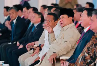 Presiden Prabowo Subianto dan Menteri ESDM Bahlil Lahadalia dalam pabrik petrokimia Lotte Chemical Indonesia (LCI) di Cilegon, Kamis (6/11). Foto: BPMI Setpres RI