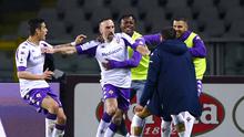 Pemain Fiorentina Franck Ribery (tengah) melakukan selebrasi usai mencetak gol ke gawang Torino pada pertandingan Liga Italia di Olympic Stadium, Turin, Italia, Jumat (29/1/2021). Bermain dengan sembilan pemain, Fiorentina berhasil menahan imbang Torino 1-1. (Fabio Ferrari/LaPresse via AP)