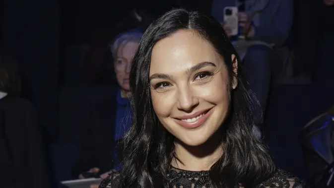 Gal Gadot tersenyum saat menghadiri koleksi ready-to-wear Christian Dior Fall/Winter 2023-2024 di Paris pada Selasa, 28 Februari 2023. Gal Gadot memadukann rok berjenjang menyapu berlapis rumit dengan jumbai kecil yang menutupi seluruh gaun bohemian. (Vianney Le Caer/Invision/AP)