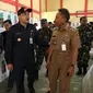 Wakil Wali Kota Tangerang Sachrudin yang memantau langsung pengiriman logistik pemilu di beberapa wilayah di Kota Tangerang. (Liputan6.com/Pramita Tristiawati)