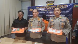 Kapolsek Bojongsari Kompol Fauzan memperlihatkan barang bukti narkoba di Polsek Bojongsari, Depok, Jawa Barat. (Liputan6.com/Dicky Agung Prihanto)