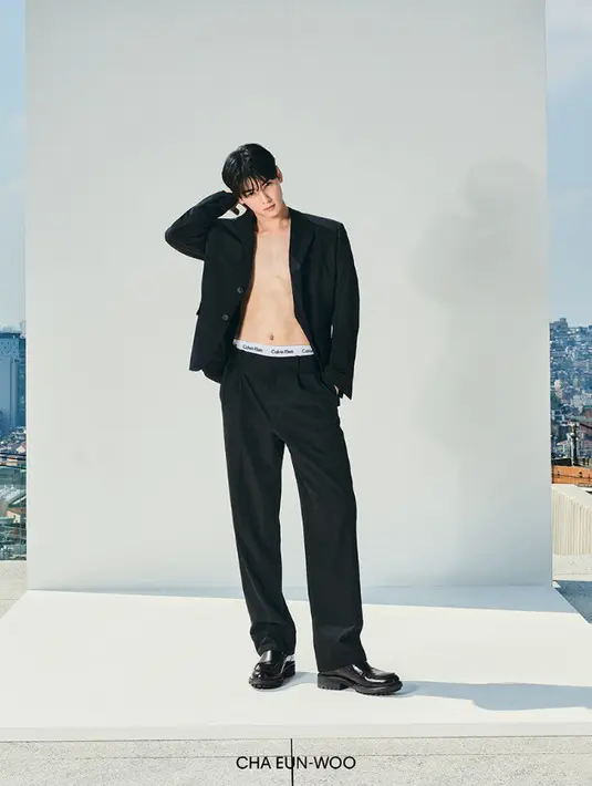 <p>Cha Eun Woo tampil dalam mengenakan refined essentials khas Calvin Klein, diperkuat dengan sentuhan edgy streetwear-inspired styling. Untuk koleksi Spring 2025, Calvin Klein menghadirkan kembali tailoring klasik, denim ikonis, dan layering staples dengan detail sleek, sophisticated, serta siluet effortless. [Calvin Klein]</p>