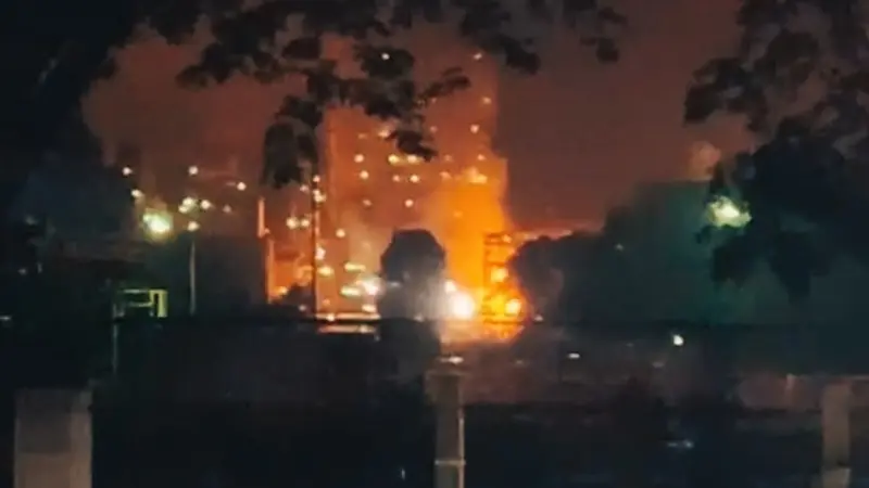 Penampakan api di Kilang Minyak Putri Tujuh Pertamina Dumai usai terjadi ledakan.