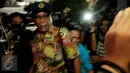 Toro Margens bergegas meninggalkan Resmob Polda Metro Jaya, Jakarta (4/10). Toro memenuhi panggilan untuk diperiksa dalam kasus kepemilikan senjata api ilegal Gatot Brajamusti. (Liputan6.com/Gempur M Surya)