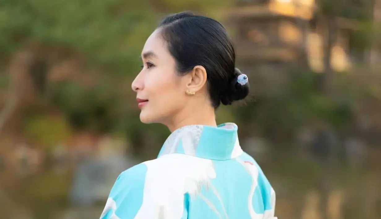 Rambutnya disanggul ala perempuan Jepang yang membuat Happy Salma terlihat seperti warga lokal [@happysalma]