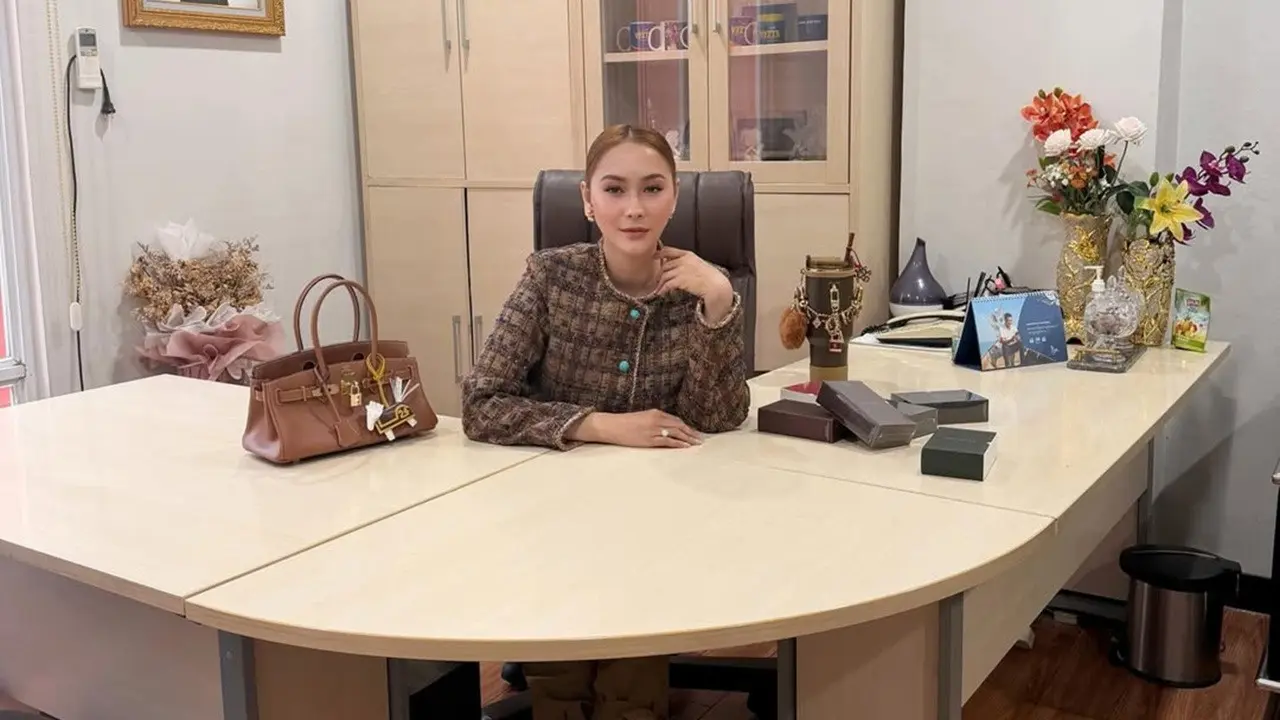 Potret Ruang Kerja Inul Daratista
