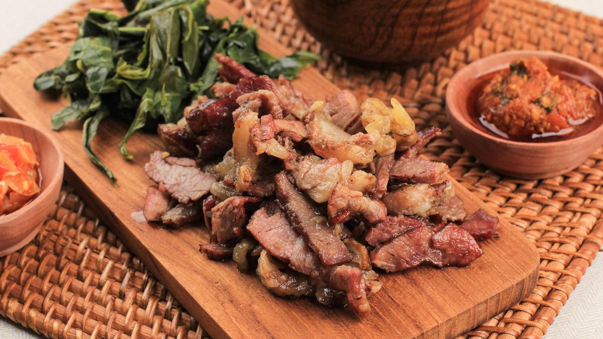 Se’i Daging Sapi khas Kupang yang diasapi dengan kayu kosambi, menghasilkan aroma yang khas dan cita rasa gurih yang lezat