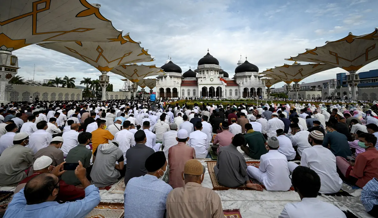 Umat muslim melaksanakan salat Idul Adha di Masjid Raya Baiturrahman, Banda Aceh, Aceh, Selasa (20/7/2021). Umat muslim Indonesia melewati Hari Raya Idul Adha tahun ini di tengah gelombang virus corona COVID-19. (CHAIDEER MAHYUDDIN/AFP)