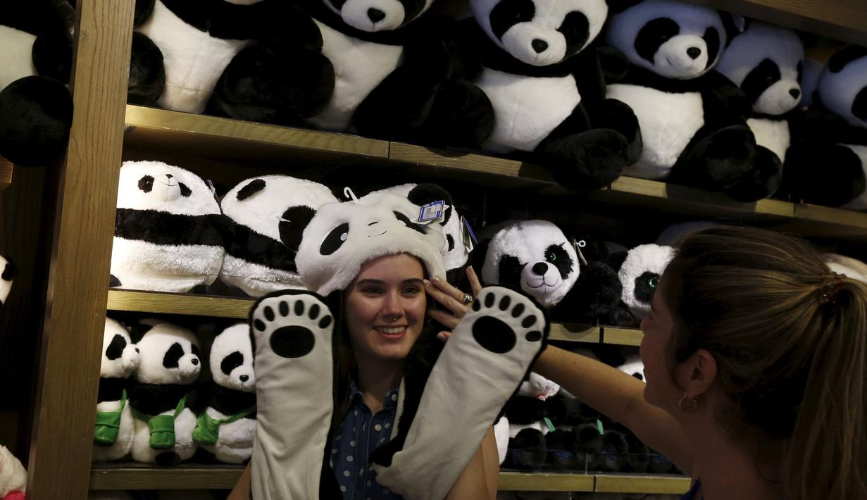 Pada hari ulang tahun Jia jia ke-37 para pengunjung nampak ramai mencari Aksesoris berbentuk Panda di Hong Kong Ocean Park, China, Selasa, (28/7/2015). Panda juga termasuk lambang dari World Wildlife Fund (WWF). (REUTERS/Bobby Yip)