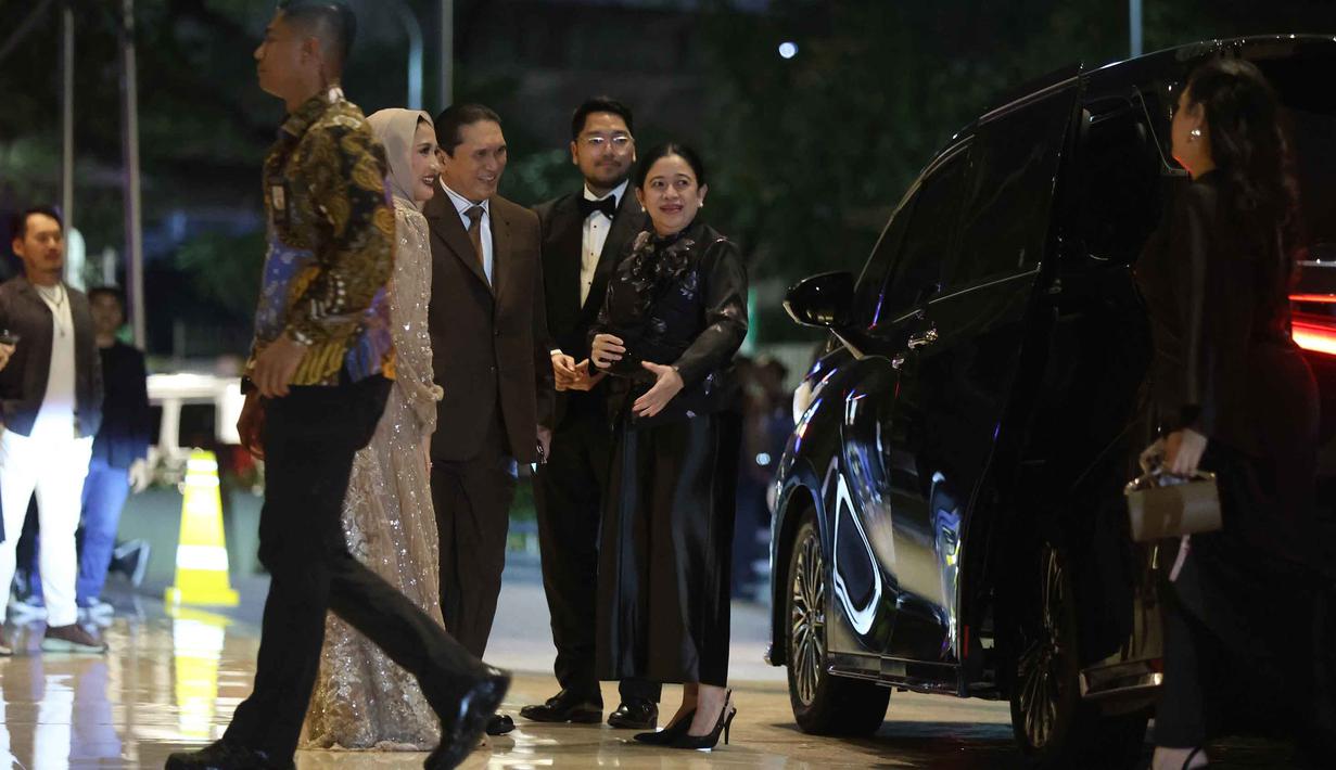 Ketua Dewan Perwakilan Rakyat (DPR) Republik Indonesia, Puan Maharani (kanan) saat tiba di lobby Hotel Raffles, Jakarta, untuk menghadiri resepsi pernikahan anak kedua musisi sekaligus kader Partai Gerindra Ahmad Dhani, El Rumi dan Syifa Hadju, Minggu 26 April 2026 malam. (Kapanlagi.com/Budy Santoso)