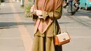 Larissa memang memilih menggunakan hijab syar'i sebagai penutup auratnya. Meski begitu, penampilan Larissa dengan hijab syar;i tetap trendi dengan hijab coklat gamis bewarna hijau dan tas yang senada dengan hijab. (Liputan6.com/IG/larissachou)