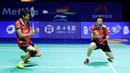 Tontowi Ahmad/Liliyana Natsir mengalahkan Zhang Nan/Li Yinhui dalam pertandingan alot tiga gim yang berkesudahan 21-13, 22-24, 21-16, di Fuzhou, Minggu (20/11/2016). (PBSI)