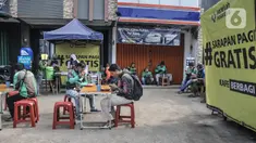 Warga menikmati sarapan gratis di Lembaga Sedekah Nusantara, Sawangan, Depok, Minggu (5/9/2021). Lembaga kemanusiaan Sedekah Nusantara menggelar kegiatan berbagi sarapan gratis sebagai bentuk kepedulian terhadap masyarakat yang terdampak pandemi Covid-19 (merdeka.com/Iqbal S Nugroho)