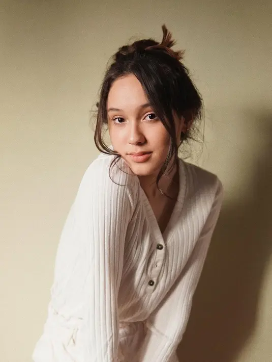 Aura kecantikan Yasmin Napper semakin terlihat saat rambut dikuncir. Banyak netizen memujinya cantik memesona saat tampil seperti ini. Ia memang kerap bergaya simpel tapi tetap menawan. (Liputan6.com/IG/@yasminnapper)