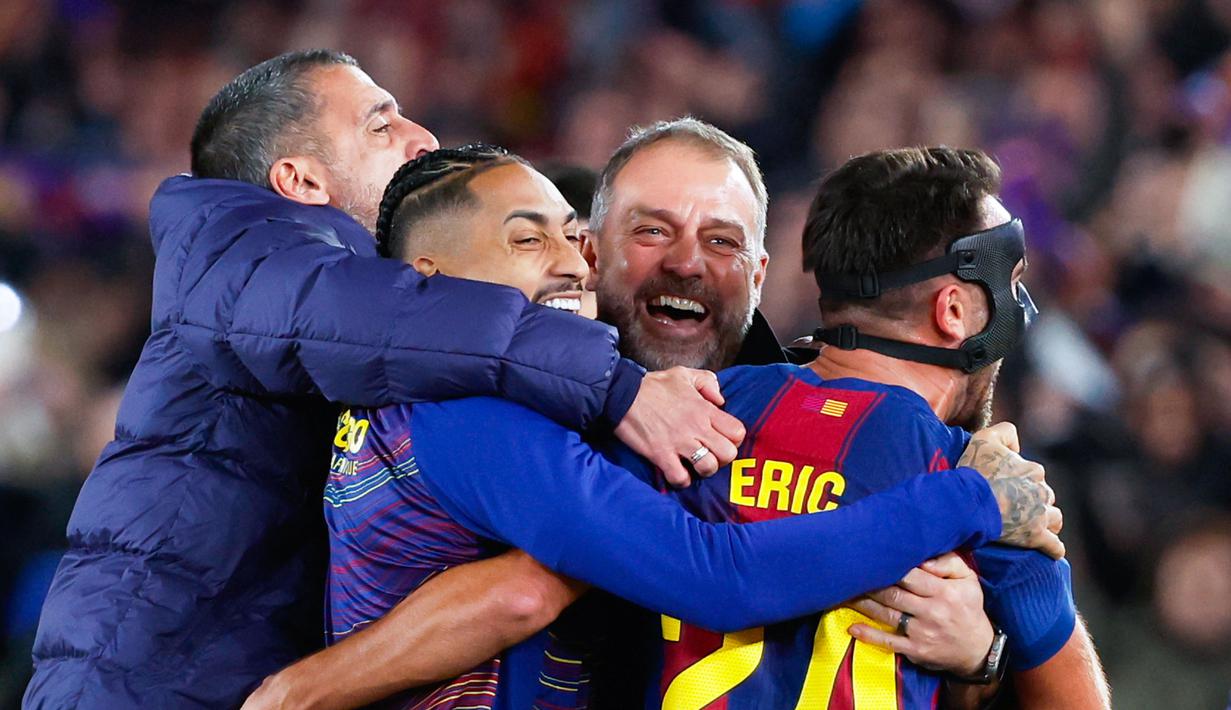 Pelatih dan pemain Barcelona merayakan kemenangan krusial setelah mengalahkan Atletico Madrid 3-1 dalam lanjutan pekan ke-15 La Liga 2025/2026 di Camp Nou, Rabu dini hari WIB, 3 November 2025. (AP Photo/Joan Monfort)