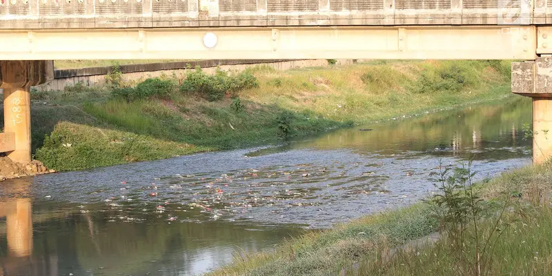 Debit Air Berkurang, Sampah di Kanal Timur Muncul ke Permukaan