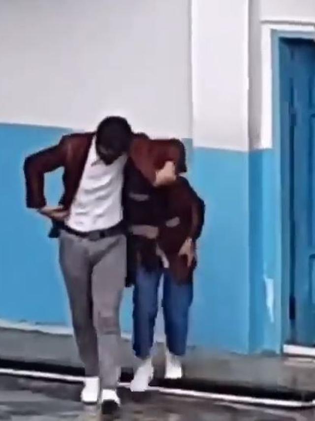 6 Momen Pacaran saat Hujan Ini Nyeleneh, Bikin Elus Dada