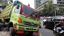 Sebuah truk bermuatan pasir menabrak lampu merah di Jalan Pejompongan, Jakarta, Minggu (14/6/2015) dini hari. Meski tidak menimbulkan korban jiwa, kecelakaan yang dipicu rem blong tersebut menyebabkan kemacetan. (Liputan6.com/Helmi Afandi)