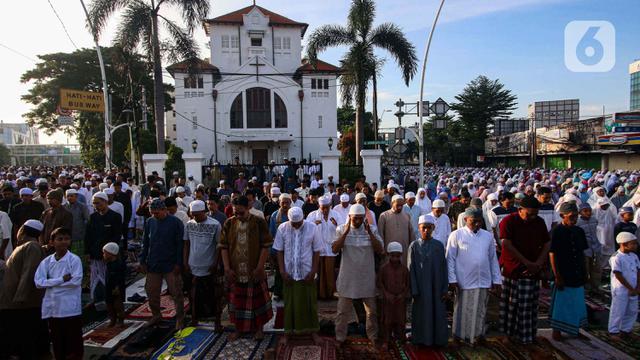 Ribuan Umat Islam Salat Idul Fitri 1445 H di Jatinegara