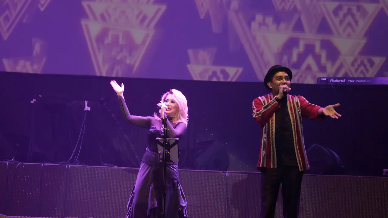 Glenn Fredly dan Reza di konser Tribute to Chrisye