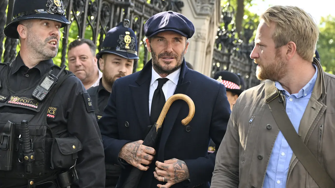 Foto: Rela Antre 13 Jam untuk Melayat, Bukti Hormat dan Kecintaan David Beckham kepada Ratu Elizabeth II