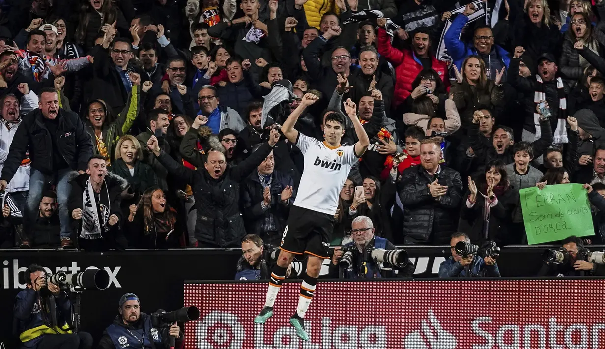 Gelandang Valencia, Carlos Soler berselebrasi usai mencetak gol ke gawang Real Madrid pada pertandingan lanjutan La Liga Spanyol di Stadion Mestalla (15/12/2019). Madrid bermain imbang 1-1 atas Valencia. (AP Photo/Alberto Saiz)