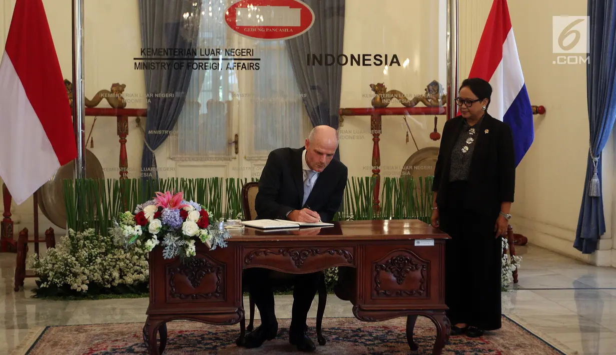 Menlu Belanda Stephanus Abraham Blok mengisi buku tamu didampingi Menlu Retno Marsudi di gedung Pancasila Kemenlu , Jakarta, Selasa (3/7). Pertemuan membahas masalah-masalah politik yang menjadi bagian dari Dewan Keamanan PBB. (Liputan6.com/Johan Tallo)