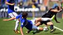 Bek Sampdoria, Bartosz Bereszynski, menekel bek AC Milan, Ricardo Rodriguez, pada laga Serie A Italia di Stadion Luigi Ferraris, Genoa, Minggu (24/9/2017). Sampdoria menang 2-0 atas Milan. (AFP/Filippo Monteforte)