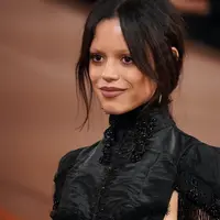 Intip pesona misterius dan berani Jenna Ortega dengan Gothic Glam dan Cut Out Dress (AP Photo)