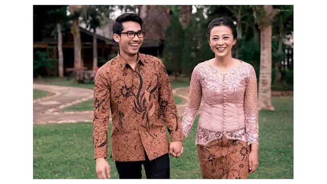Bergandengan Tangan dengan Raut Wajah yang Sangat Bahagia