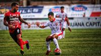 Pemain Bali United, Brwa Nouri (kiri) mencoba merebut bola dari penguasaan pemain Borneo FC. (Bola.com/Maheswara Putra)