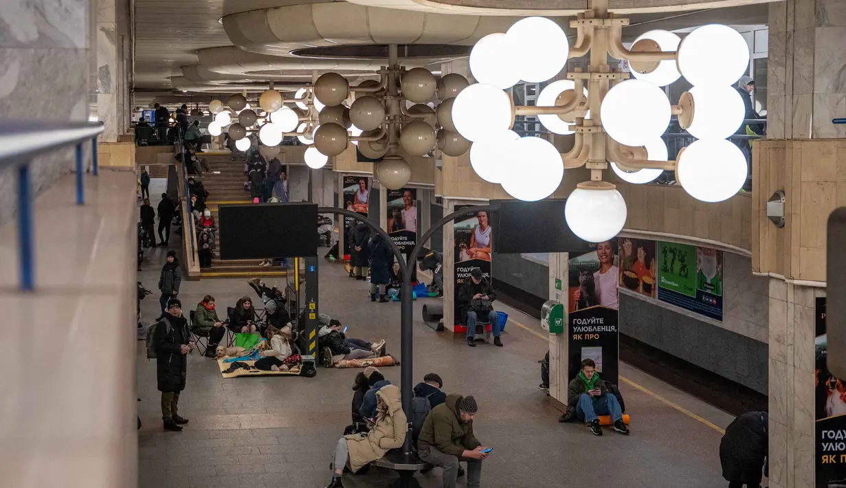Stasiun ini menjadi tempat yang dirasa paling aman untuk warga Kyiv beristirahat. Tampak dalam foto, warga berlindung di stasiun metro selama serangan pesawat tak berawak dan rudal Rusia di Kyiv, Ukraina, pada 9 Januari 2026 pagi hari waktu setempat, di tengah invasi Rusia ke Ukraina. (Serhii Okunev/AFP)