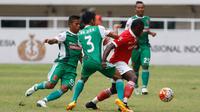Greg Nwokolo mendapat pengawalan ketat dalam laga PS TNI vs Persija Jakarta di Stadion Pakansari, Cibinong, Jumat (14/10/2016). (Bola.com/Vitalis Yogi Trisna)