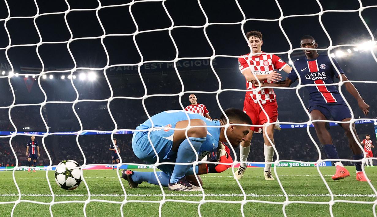 Kiper Girona, Paulo Gazzaniga gagal menangkap bola dari umpan silang pemain PSG, Nuno Mendes pada laga Liga Champions 2024/2025 yang berlangsung di Parc des Princes, Paris, Prancis, Kamis (19/09/2024). (AFP/Franck Fife)