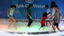 Arena "Berjalan di Atas Air" yang menjadi salah satu arena bermain yang disukai anak-anak. (Bola.com/Arief Bagus)