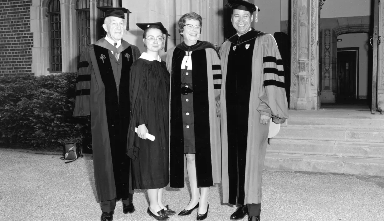 Foto pada 1969 memperlihatkan Hillary Clinton (kedua dari kiri) saat masih menjadi mahasiswi Wellesley College di Boston, Massachusetts, AS. (Wellesley College Archives/Handout via REUTERS)