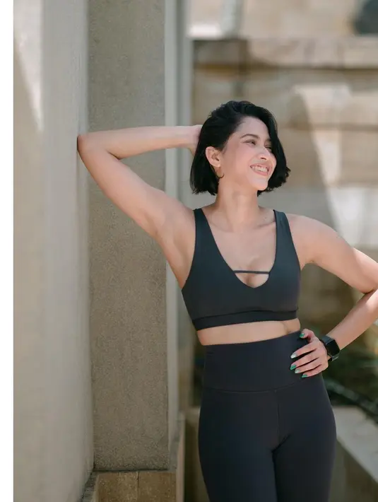 <p>Aghniny juga terlihat sering membagikan momennya saat berolahraga. Di sini ia berpose mengenakan set sport bra dengan legging hitam yang serasi. Foto: Instagram.</p>
