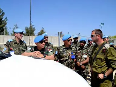 Dansatgas Batalyon Mekanis TNI Konga XXIII-F/UNIFIL atau Indonesian Batallion (Indobatt) Letkol Inf. Suharto Sudarsono (kiri) berbincang dengan salah seorang tentara Israel ketika mengikuti Tour Area Operasi di sepanjang perbatasan blue line yang berada di wilayah Israel, Selasa (17/4). (Antara)