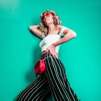 Tak perlu barang branded, asal bisa memilih dan memadupadankan fashion item bagus, penampilan akan selalu terlihat berkelas! (Foto: unsplash.com)