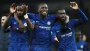 Para pemain Chelsea merayakan kemenangan atas Tottenham Hotspur pada laga Premier League di Stadion Tottenham Hotspur, Minggu (22/12). Chelsea menang dengan skor 2-0. (AP/Ian Walton)