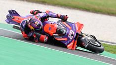 Pembalap Prima Pramac Racing, Jorge Martin mengalami kesialan saat menjalani latihan bebas MotoGP Austalia 2024, Jumat (18/10/2024). (AFP/Paul Crock)