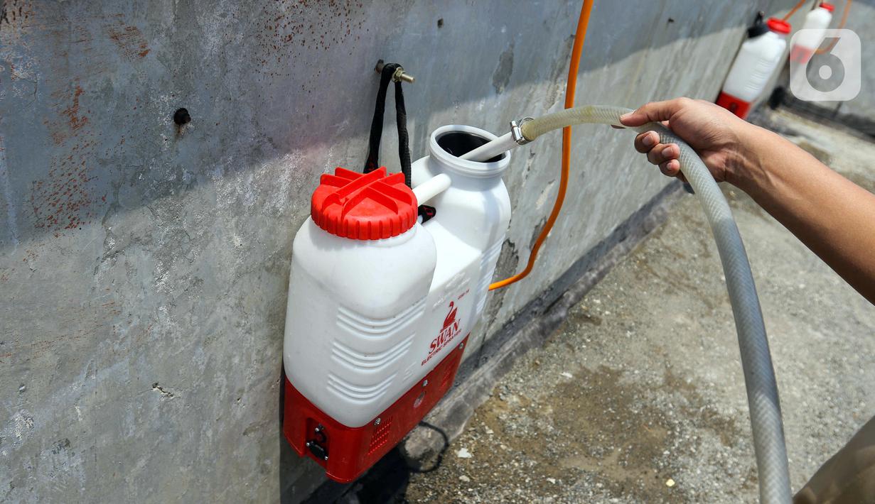 Heru mengungkapkan, untuk tahapan pertama, penyemprotan air akan dimulai di gedung-gedung tinggi milik Pemprov DKI. (Liputan6.com/Herman Zakharia)