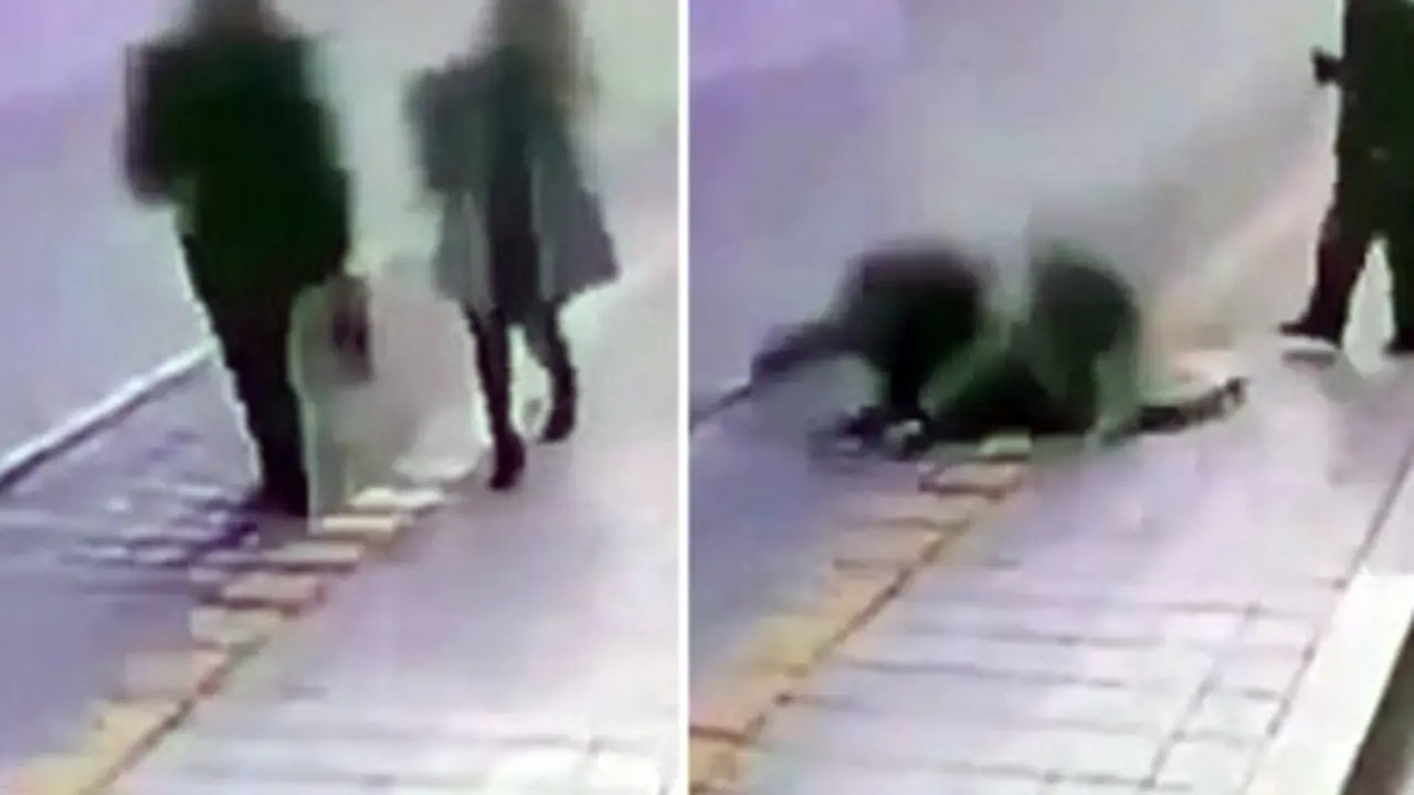 Sinkhole 'Telan' 2 Pejalan Kaki Usai Turun Bus