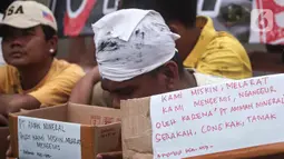 Massa yang tergabung dalam Aliansi Masyarakat Anti Mafia Tambang (AMANAT) melakukan aksi mengemis massal di depan Gedung MPR/DPR, Jakarta, Rabu (9/11/2022). Aksi tersebut sebagai bentuk simbol perjuangan dalam menegakan keadilan. (Liputan6.com/Herman Zakharia)