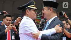Gubernur Daerah Khusus Jakarta, Pramono Anung (kiri) memeluk Penjabat Gubernur Jakarta Teguh Setyabudi sesaat sebelum melakukan serah terima jabatan dengan di Balai Kota, Kamis (20/2/2025). (Liputan6.com/Herman Zakharia)