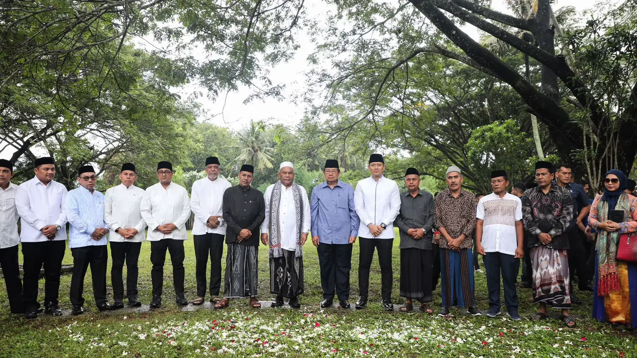 Presiden ke-6 RI Susilo Bambang Yudhoyono (SBY) dan Ketua Umum Partai Demokrat Agus Harimurti Yudhoyono (AHY) berziarah ke Makam Kuburan Massal Siron, Aceh, Senin (25/12/2023). (Foto: Partai Demokrat)