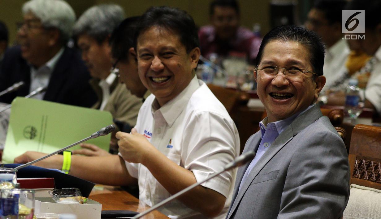 Dirut PT Indonesia Asahan Alumunium (Inalum) Budi Gunadi Sadikin (kiri) dan Dirut Freeport Tony Wenas saat menghadiri rapat kerja dengan Komisi VII DPR di Gedung Nusantara I, Jakarta (15/1). (Liputan6.com/JohanTallo)